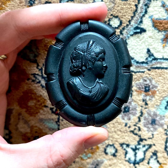 Statement Brooches - Picture 2 of 5